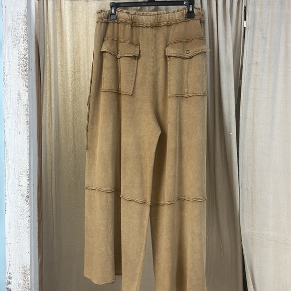 NWT Latte Wide Leg Cargo Pants - Easel - Picture 2 of 7